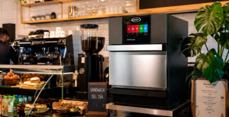 Horno UNOX SPEED.Compact en cafetería profesional en Panamá distribuido por HR Commercial Supplies
